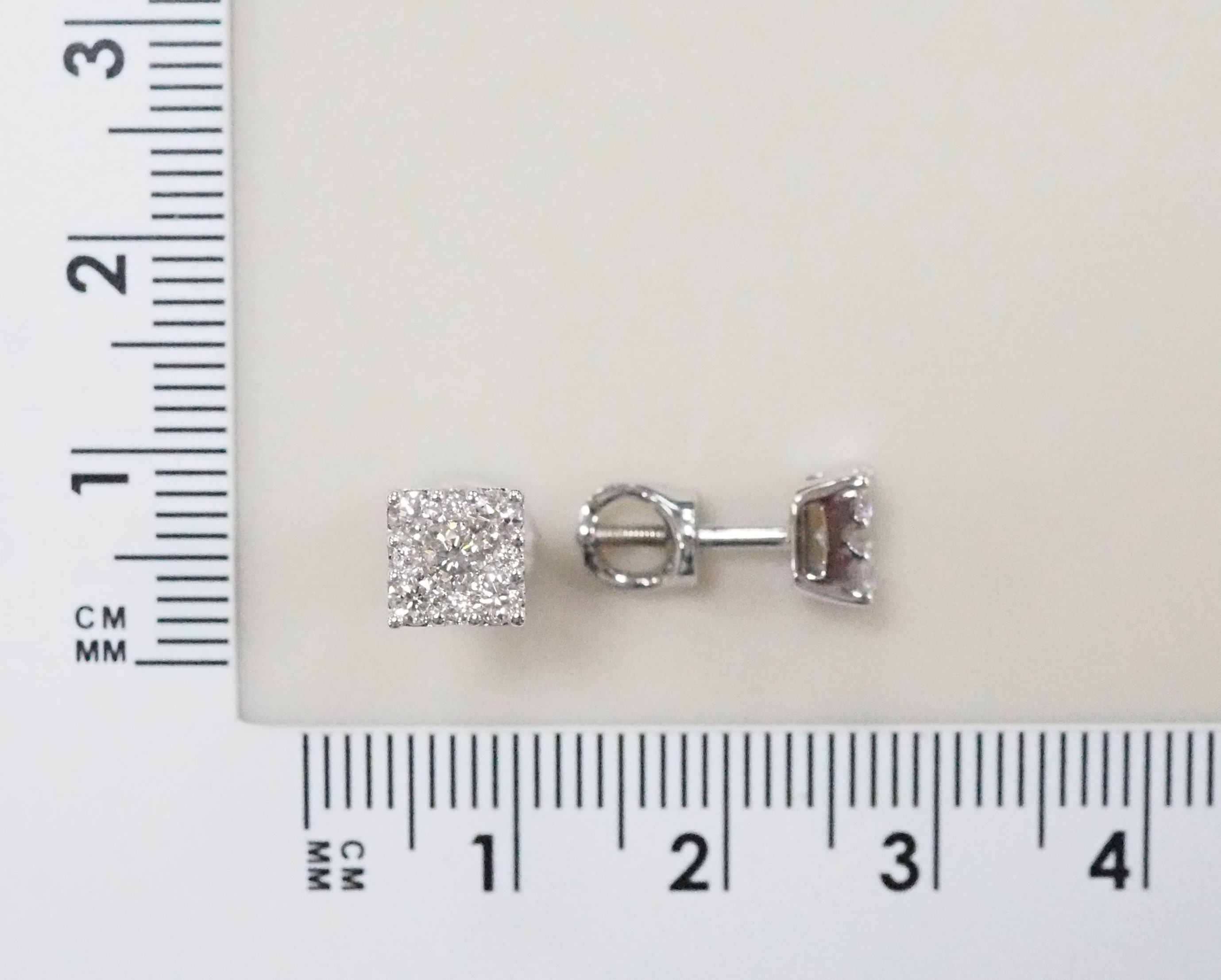 Золотые серьги-пусеты 585 пробы; белое золото; родий; вставки 2 Бр.Кр-57 0,212 3/6А; 8 Бр.Кр-57 0,06